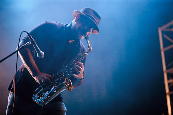 Saxophonist spielt