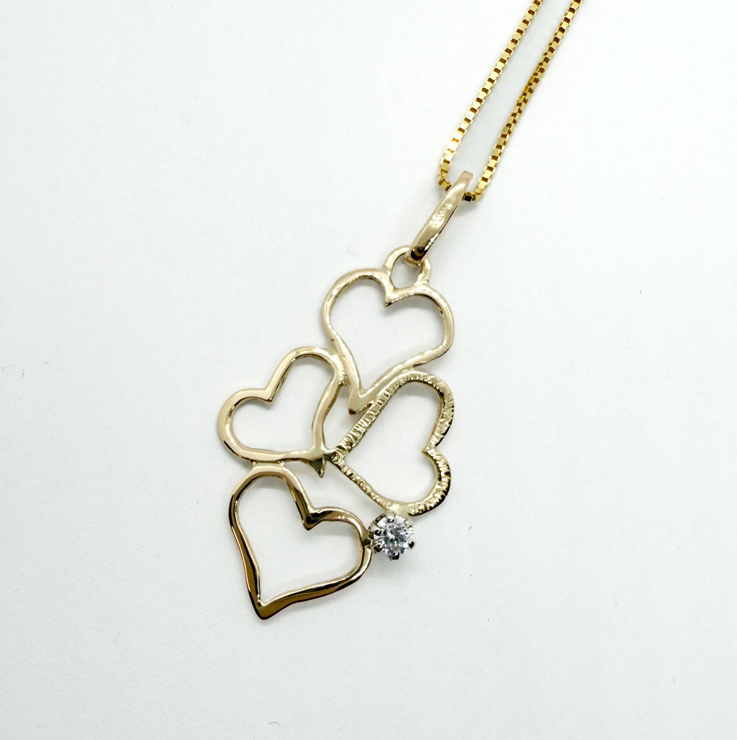 Gullmen með hjörtum og steini