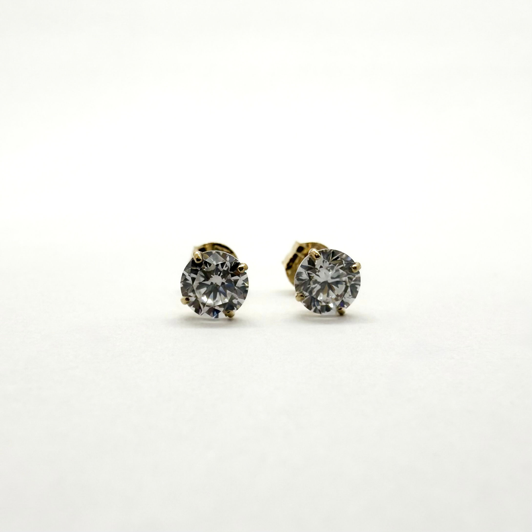 Gull lokkar með steinum