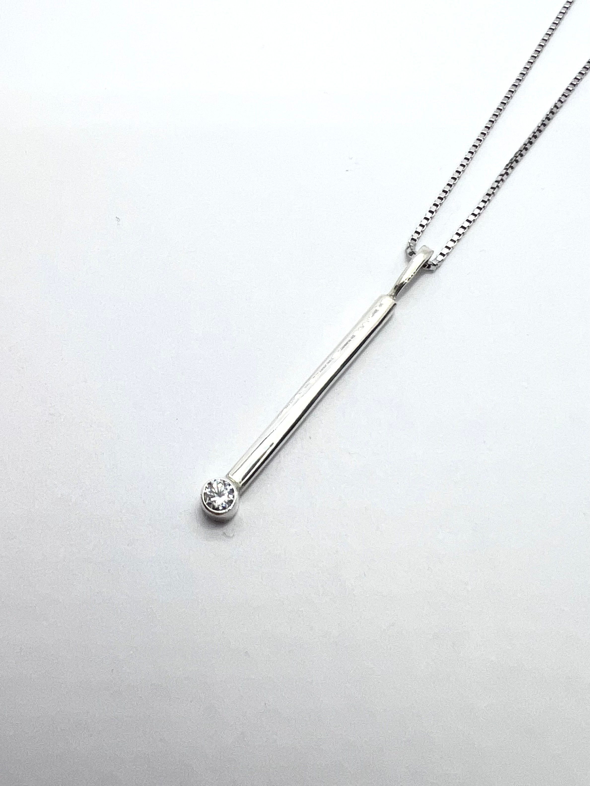 Silfur hálsmen með zircon
