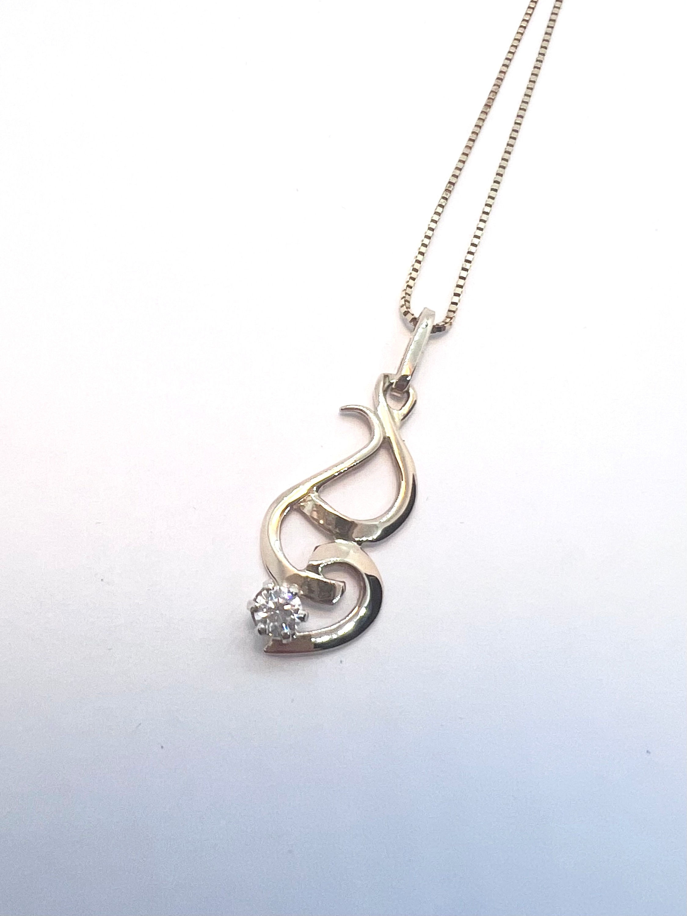 Gull hálsmen með zircon stein