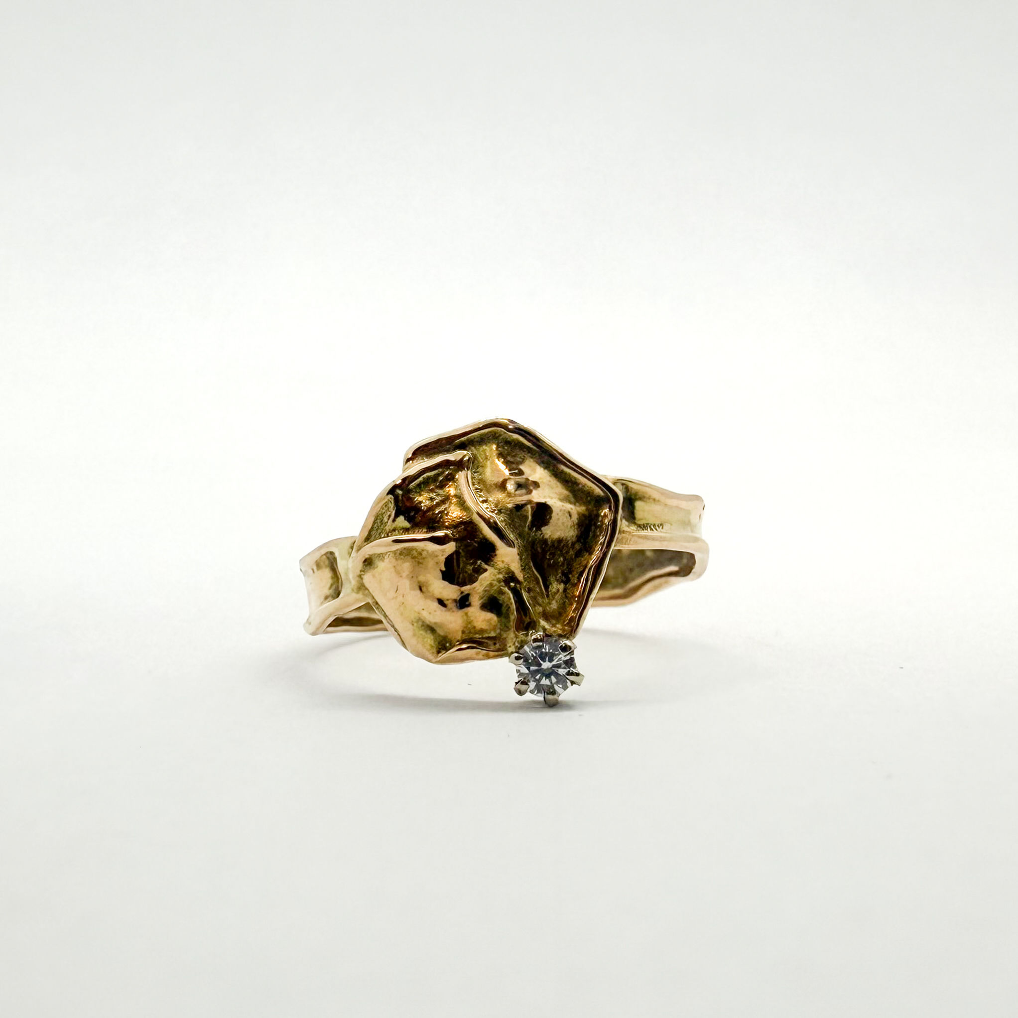 Gullhringur með steini