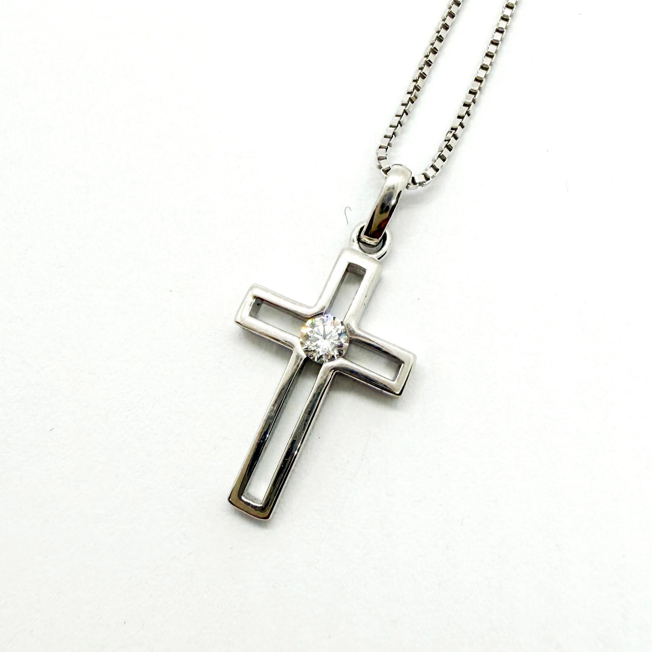 Silfurkross með steini