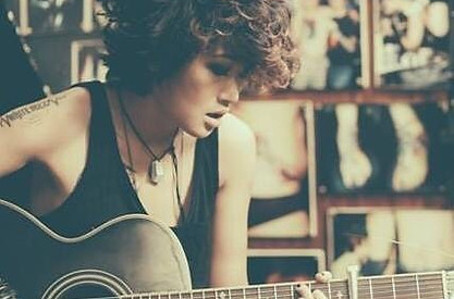 guitar singer songwriter LOLAH