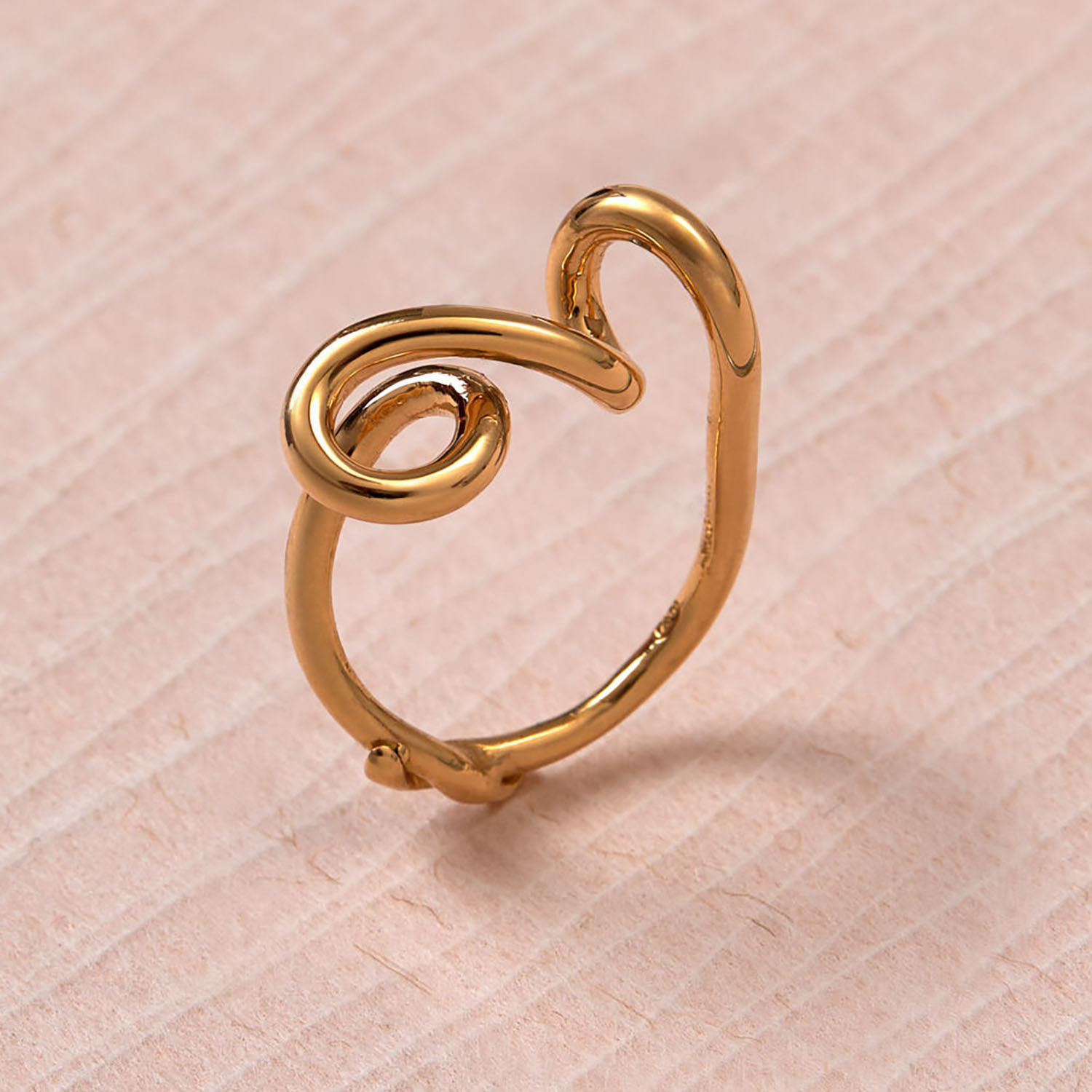 'Single Line' ring in 18k yellow gold with double loop