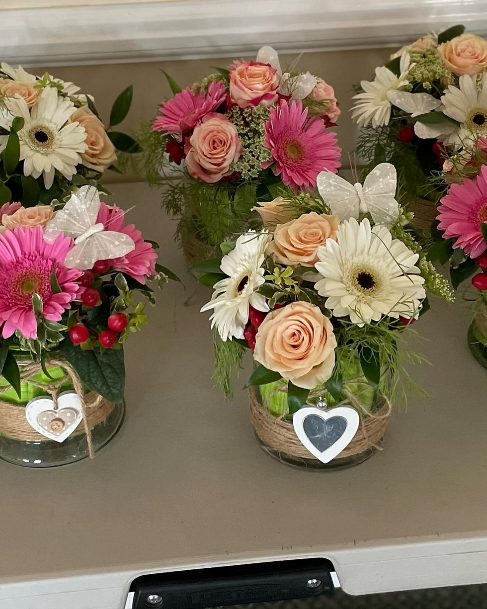 Thumbnail: Vase Table Arrangements