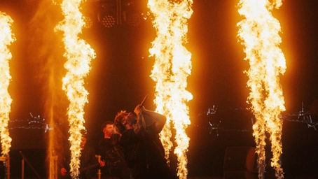 Et elektrisk festbrag af metal, techno og humor