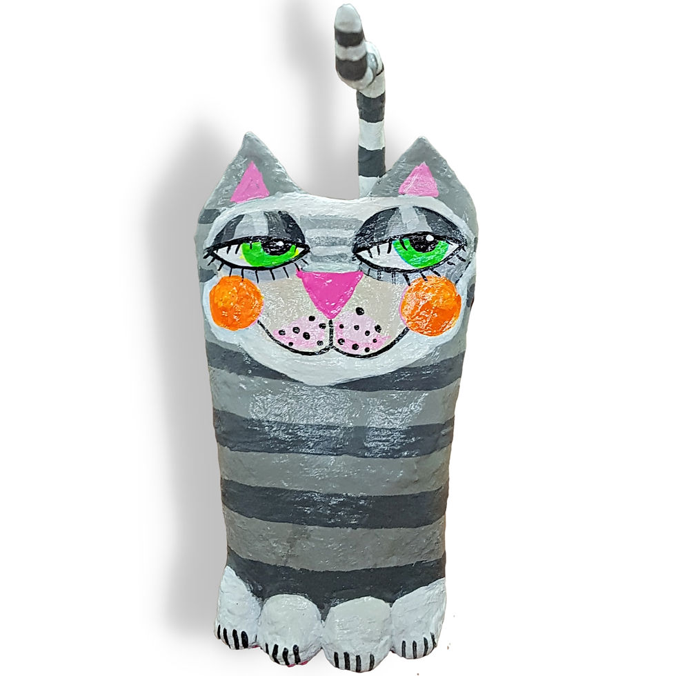 Graue Pappmaché-Katze mit grünen Augen und rosa Wangen, handgefertigt im Stil moderne naive Kunst von VillaAzula.