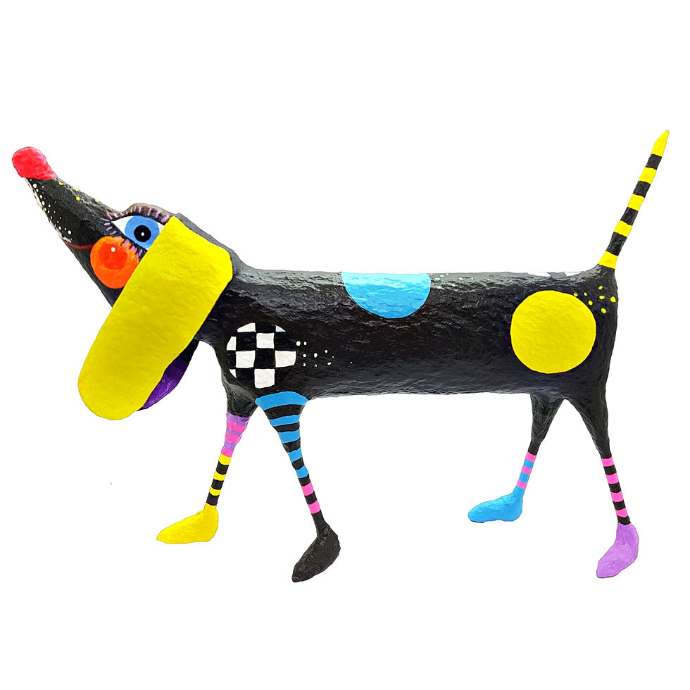 Miniaturbild: Frontale Ansicht der handgemodelten Pappmaché-Hundefigur im Stil moderne naive Kunst für farbenfrohe Dekoration.