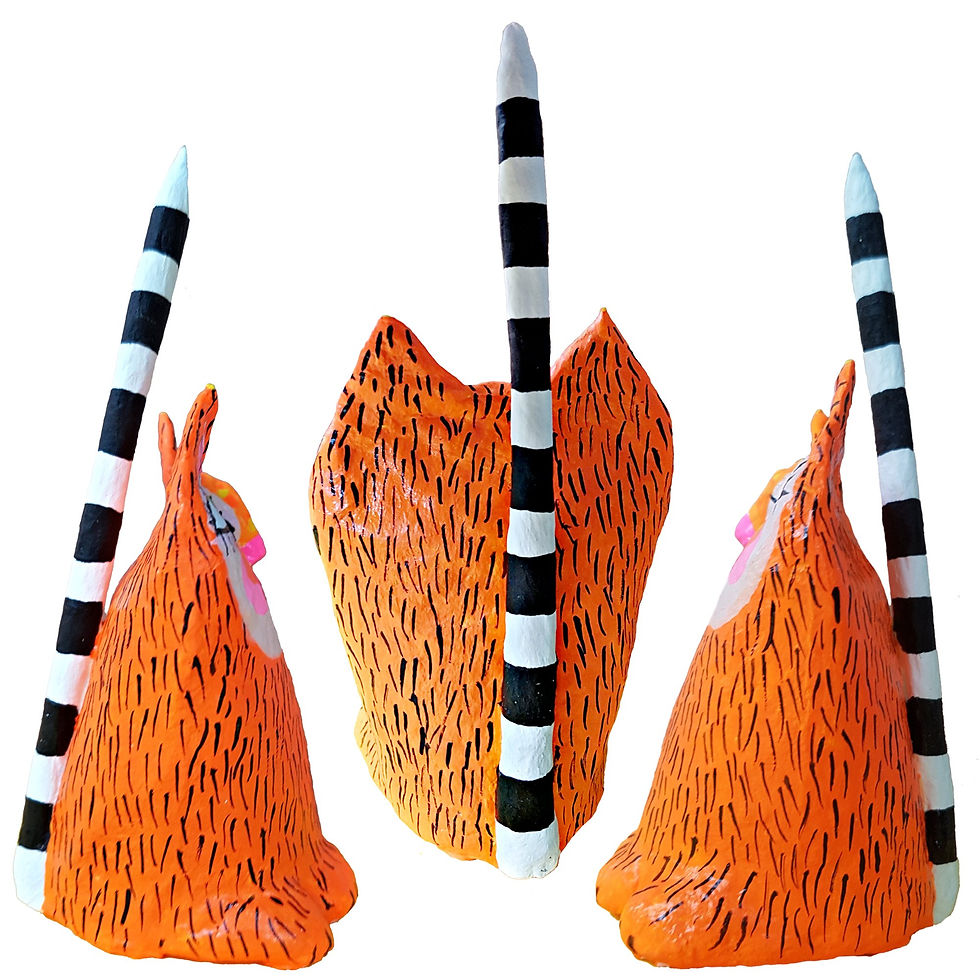 Miniaturbild: Rück- und Seitenansichten des orangen Unikats zeigt den kerzengeraden, gestreiften Schwanz und die hochwertige Verarbeitung.