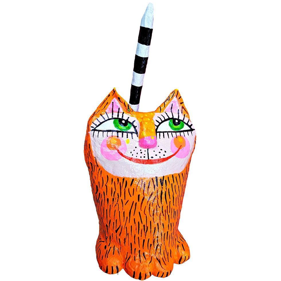 Miniaturbild: Kleine orangefarbene Pappmaché-Katze mit schwarzen Streifen und grünen Augen, handgefertigtes Katzenfigürchen.