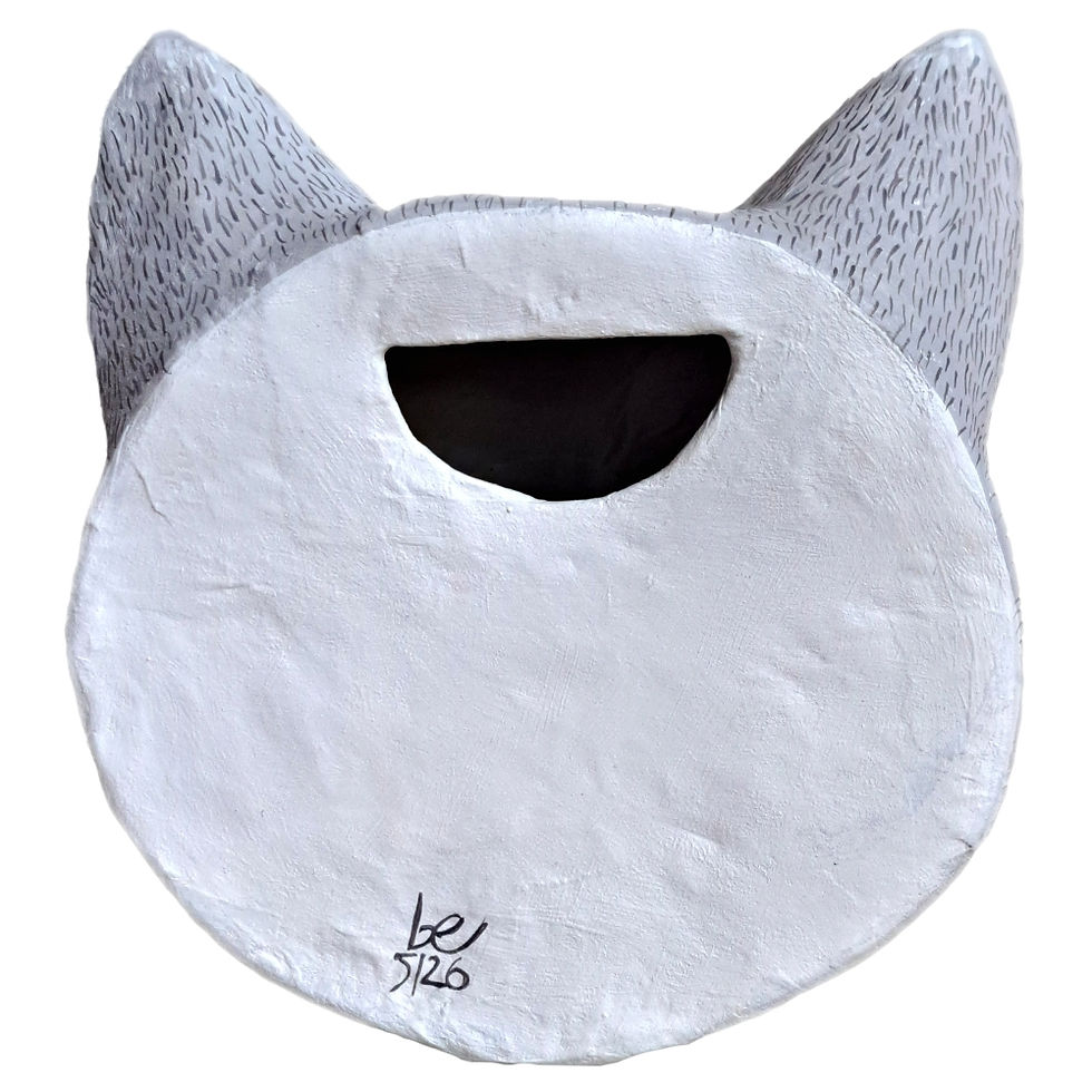 Miniaturbild: Rückseite des Katzenkopfs aus Pappmaché mit Wandaufhängung, heller Bemalung und Künstler-Signatur