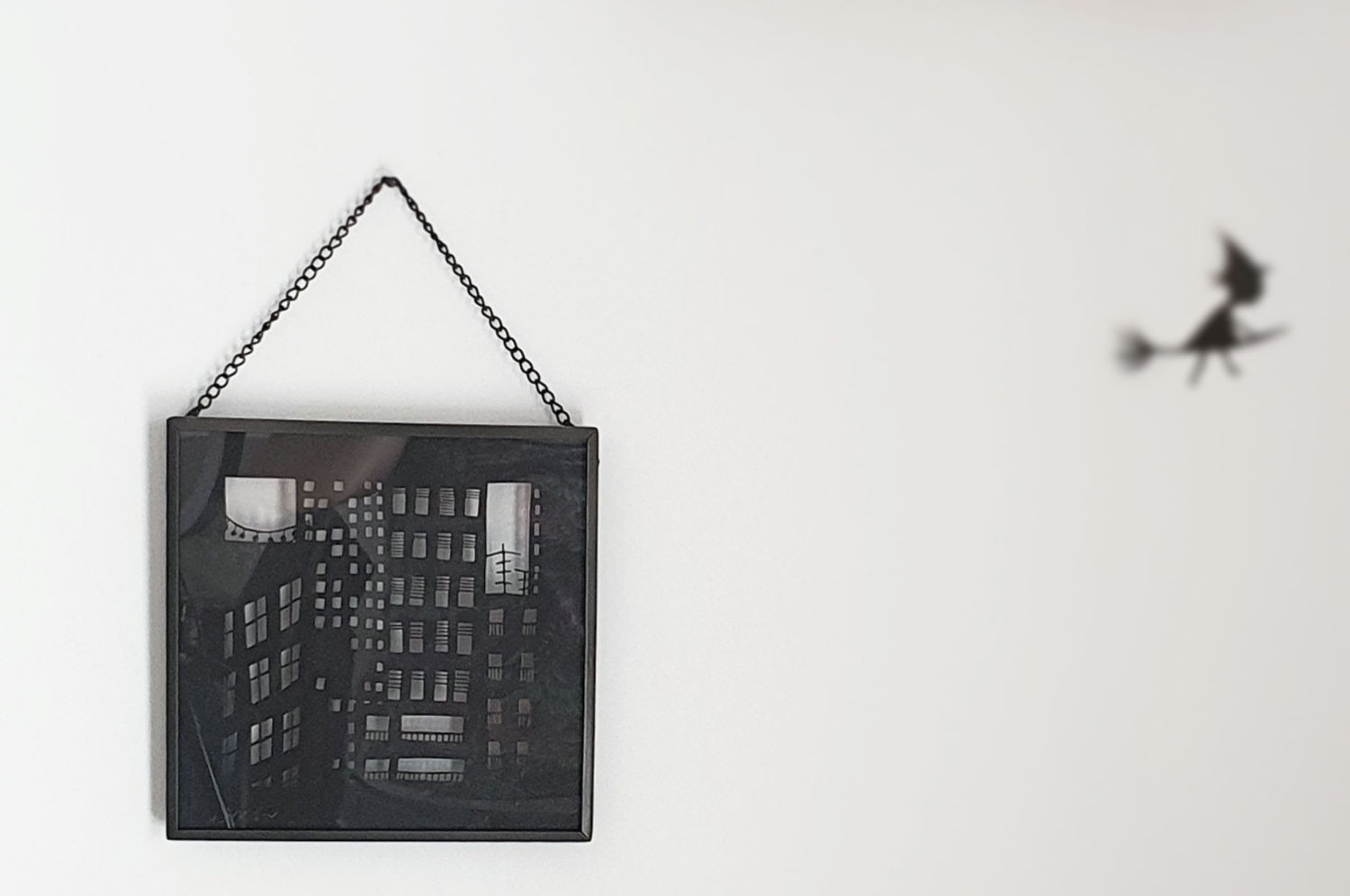 עיר במסגרת - חיתוך נייר בעבודת יד