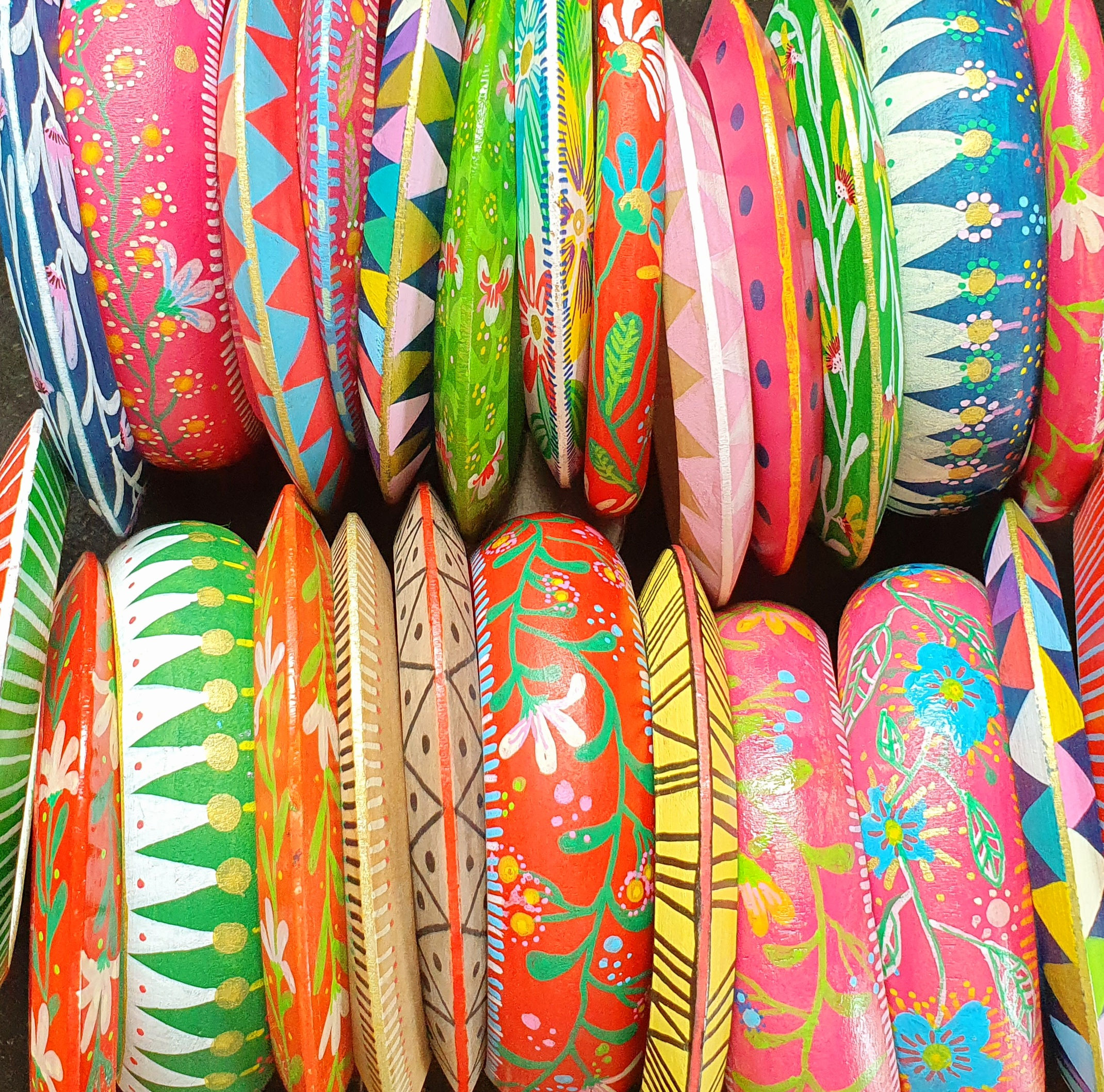 סט 3 צמידי עץ מאויירים