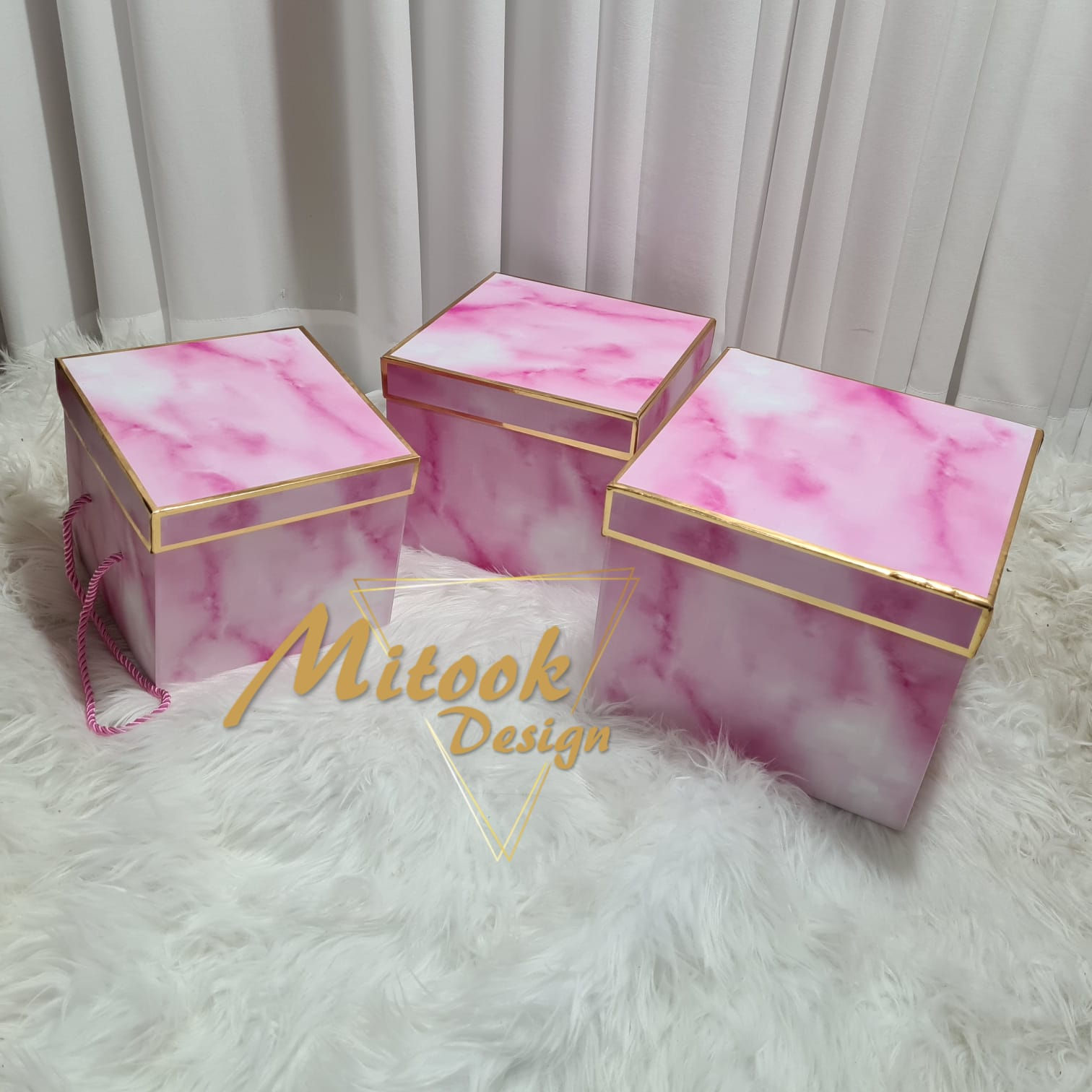 קופסאות מרובעות ורוד 