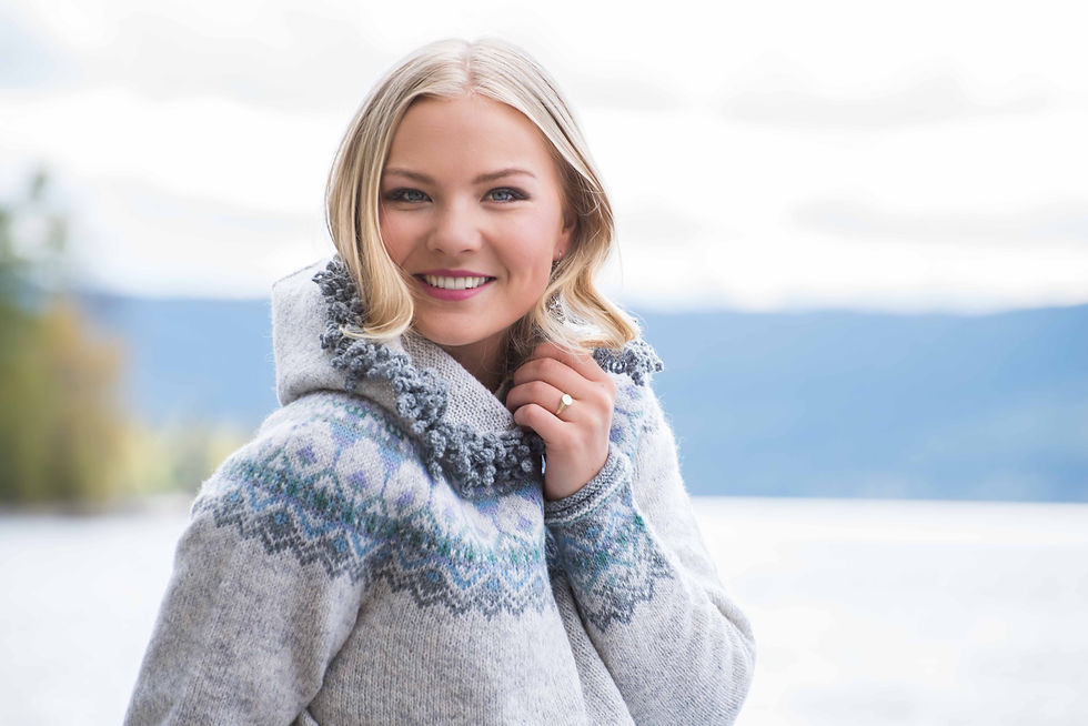 Thumbnail: ICE LILLY - sweater with round hem and hood