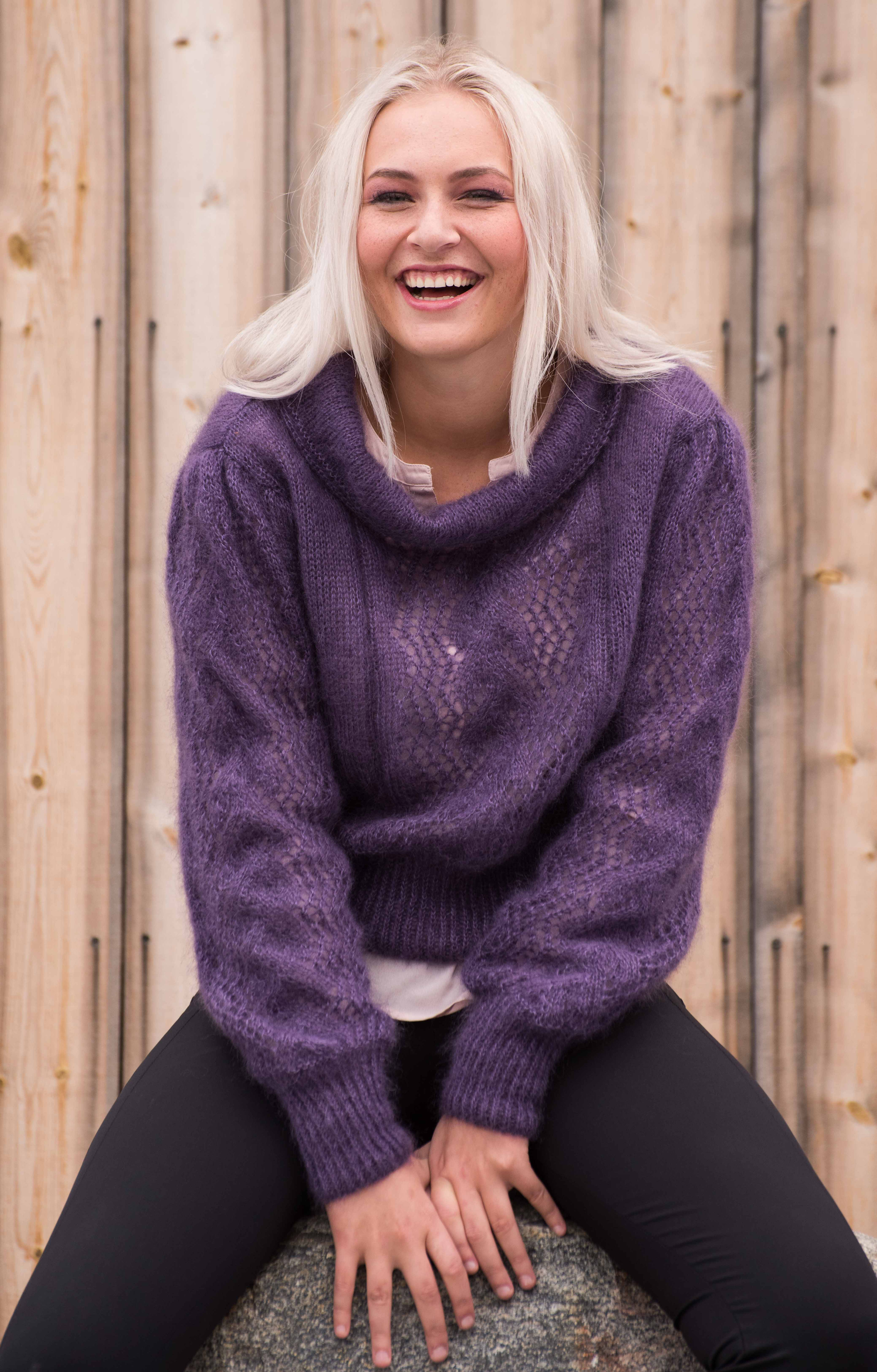 E 103 CLAUDIA - feminine sweater with hole knit and collar