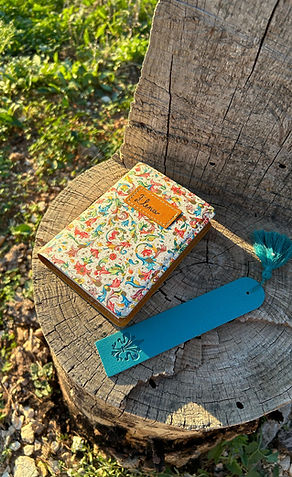 Taccuino e segnalibro nella natura,