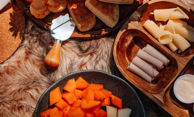 Café da manhã com frios, frutas e pães