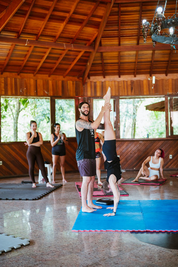 Aula de parada de mão com Casulo Acro & Yoga