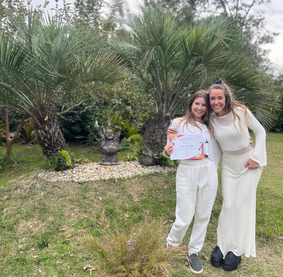 Professora Susan sendo certificada em Meditação ativa pela mestre Natascha Ometto