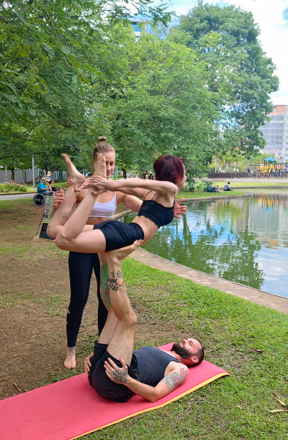 DUPLA PRATICANDO ACROYOGA COM CUIDADOR