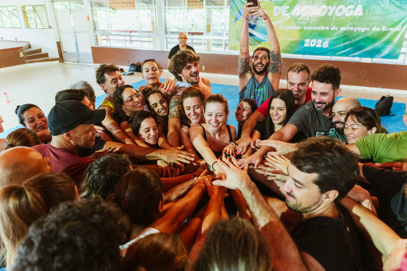Encerramento do festival com grupo reunido e clima de celebração
