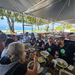 Grupo almoçando em frente à praia