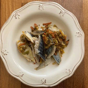 Caballa con juliana de verduras y setas