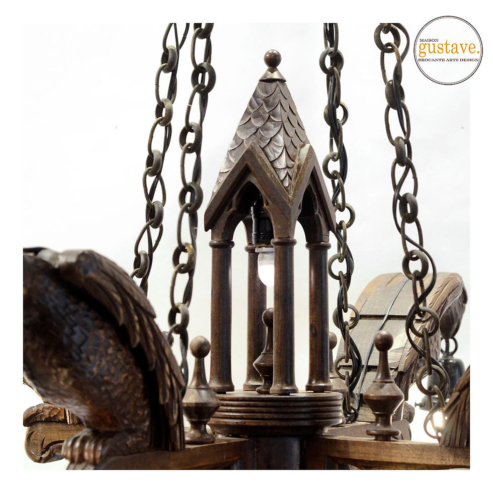 Miniature : Lustre néogothique en bois | Gargouilles sculptées