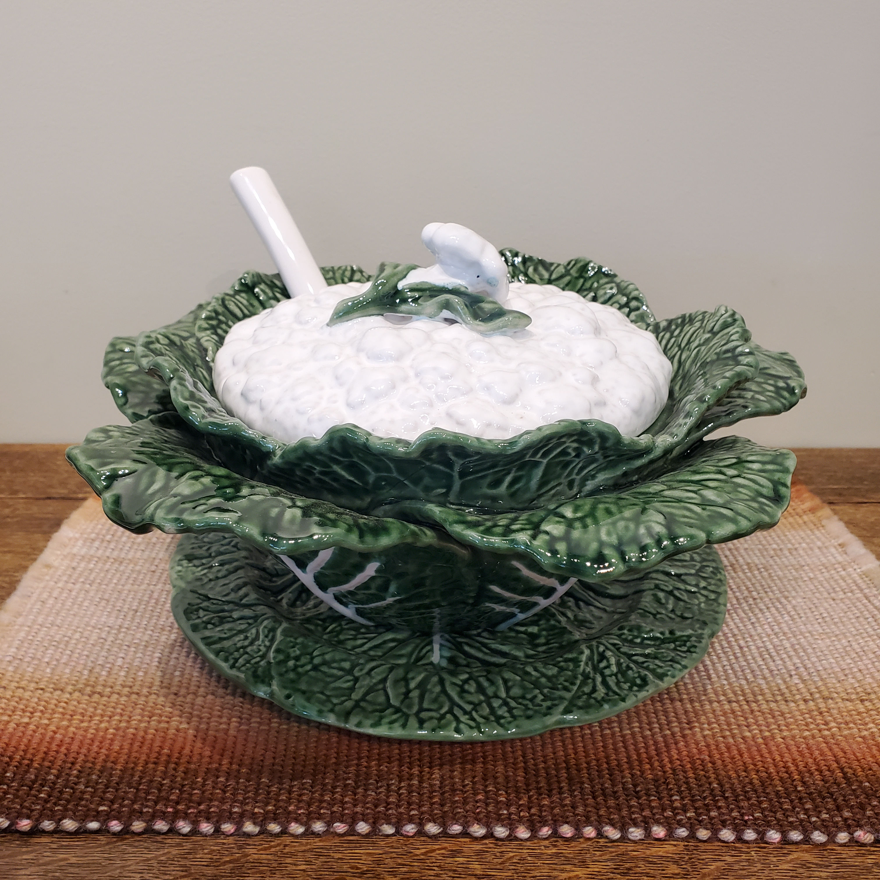 Grande soupière en chou-fleur avec la louche et son assiette de service