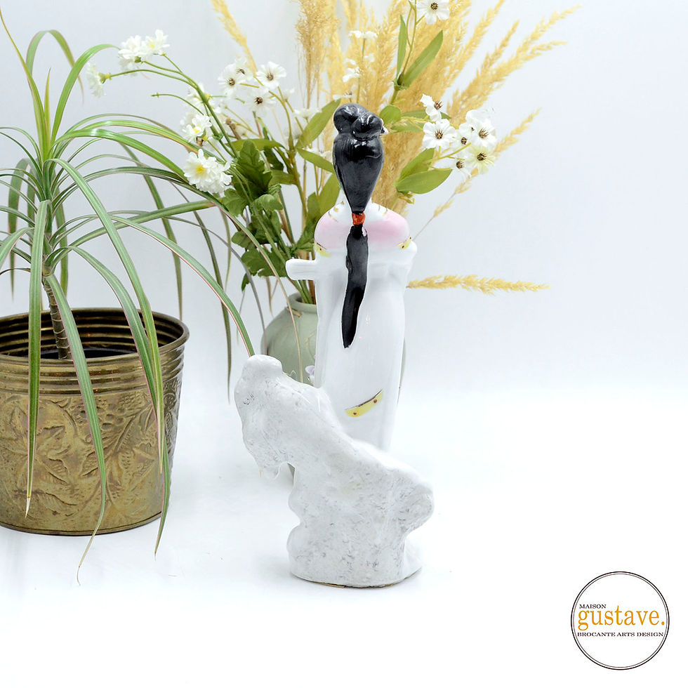 Thumbnail: Sculpture de femme asiatique en porcelaine entourée de fleurs