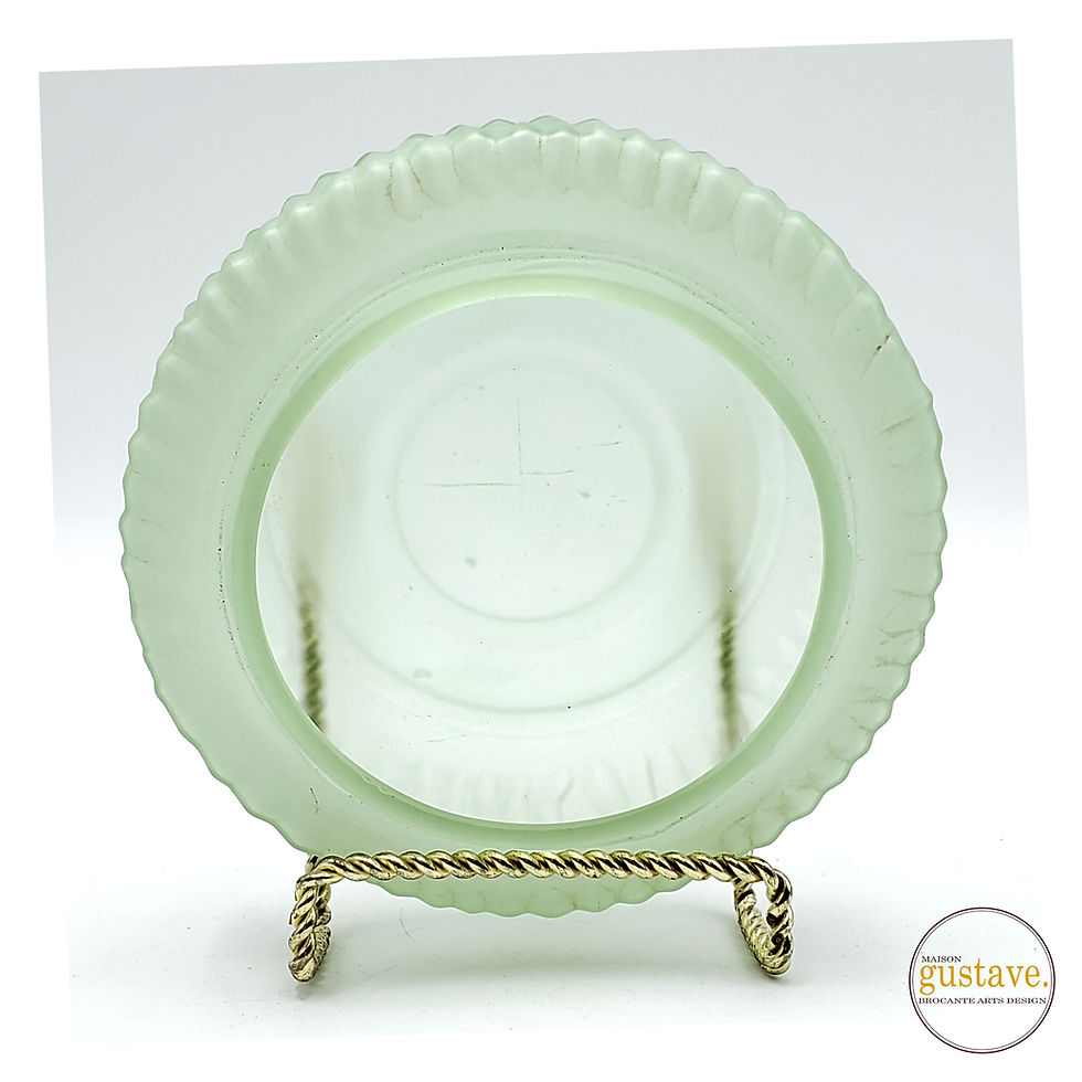 Thumbnail: Poudrier en verre uranium Art deco | Lady on lid