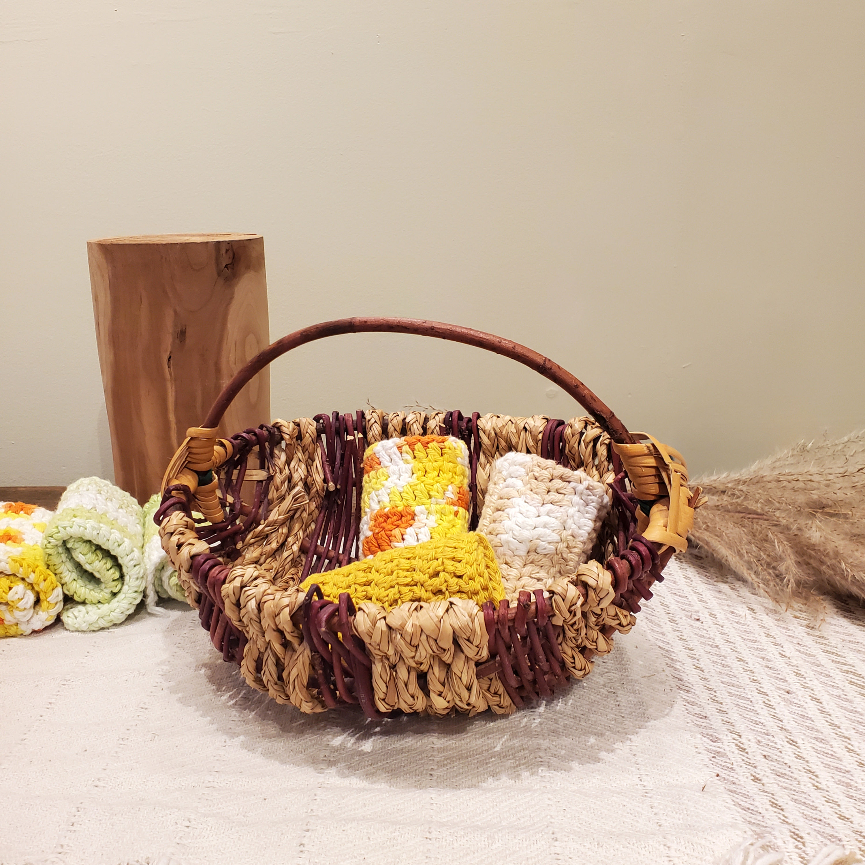 Panier tressé deux tons avec poignée en bois