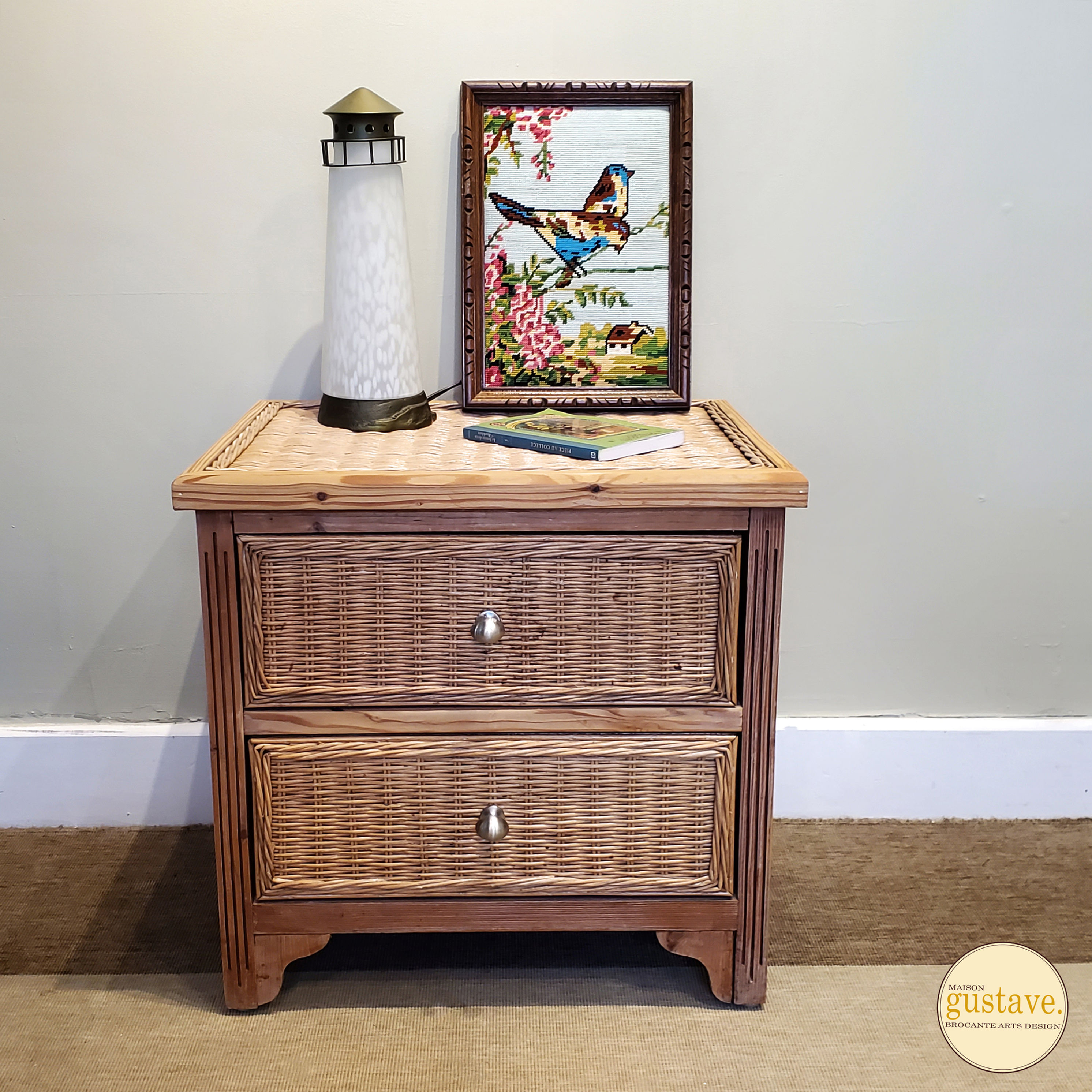 Table d'appoint en bois et rotin avec tiroirs