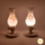 Lampe de table style hurricane en verre de lait | 2 disponibles