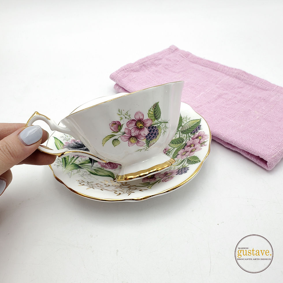 Tasse et soucoupe de porcelaine Queen Anne #5636