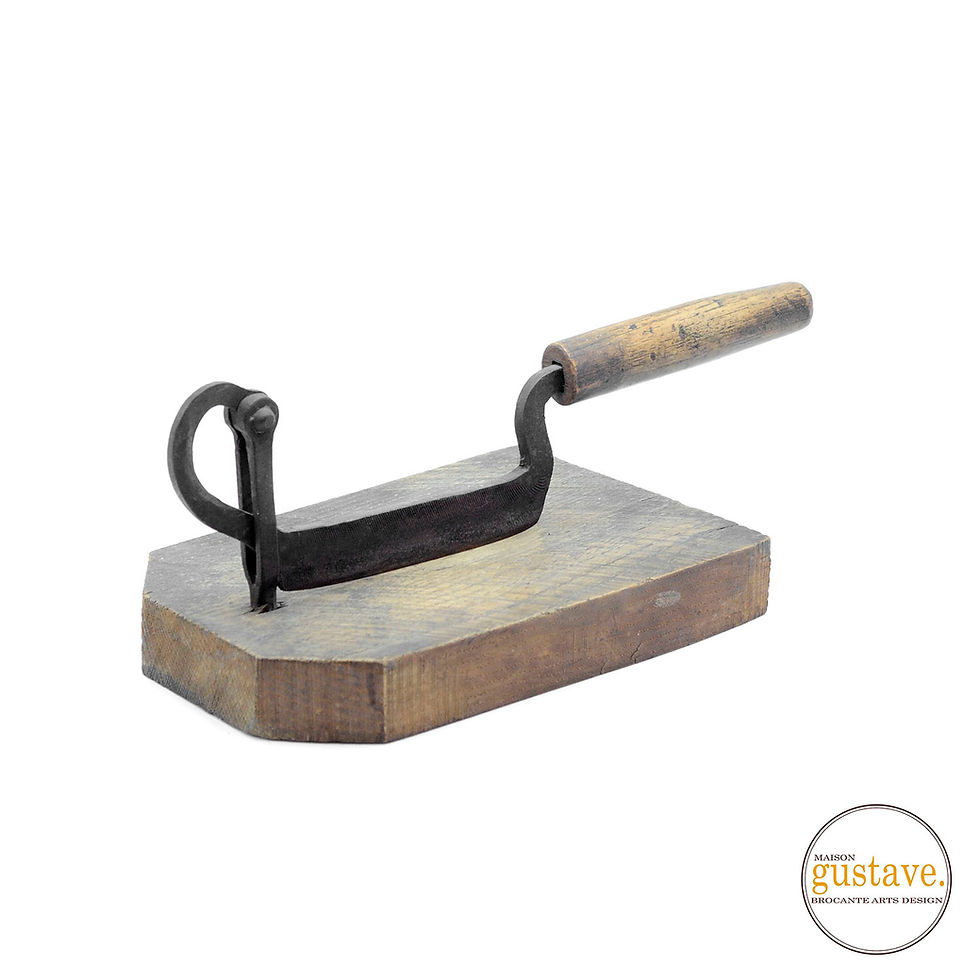 Miniature : Hachoir à tabac antique sur bloc de bois