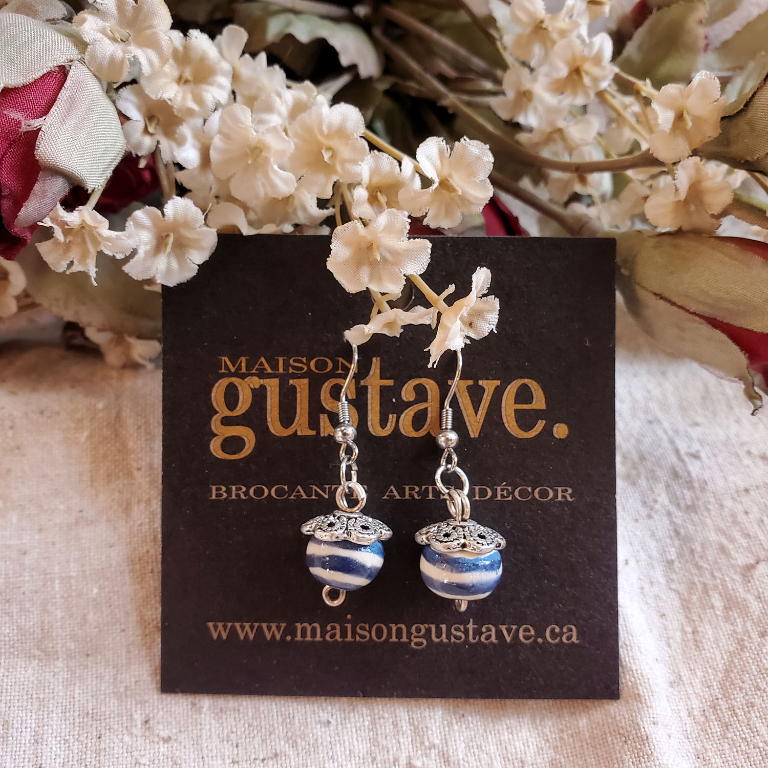 Paire de boucles d'oreilles pendantes en céramique bleu et blanc