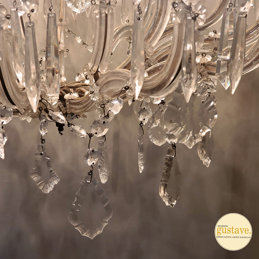 Thumbnail: Luminaire en cristal style Marie Thérèse à 12 branches