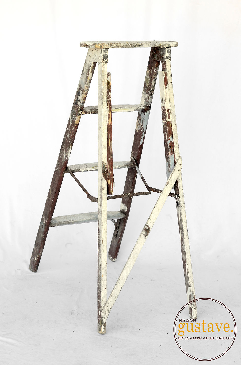 Thumbnail: Petit escabeau de bois ancien