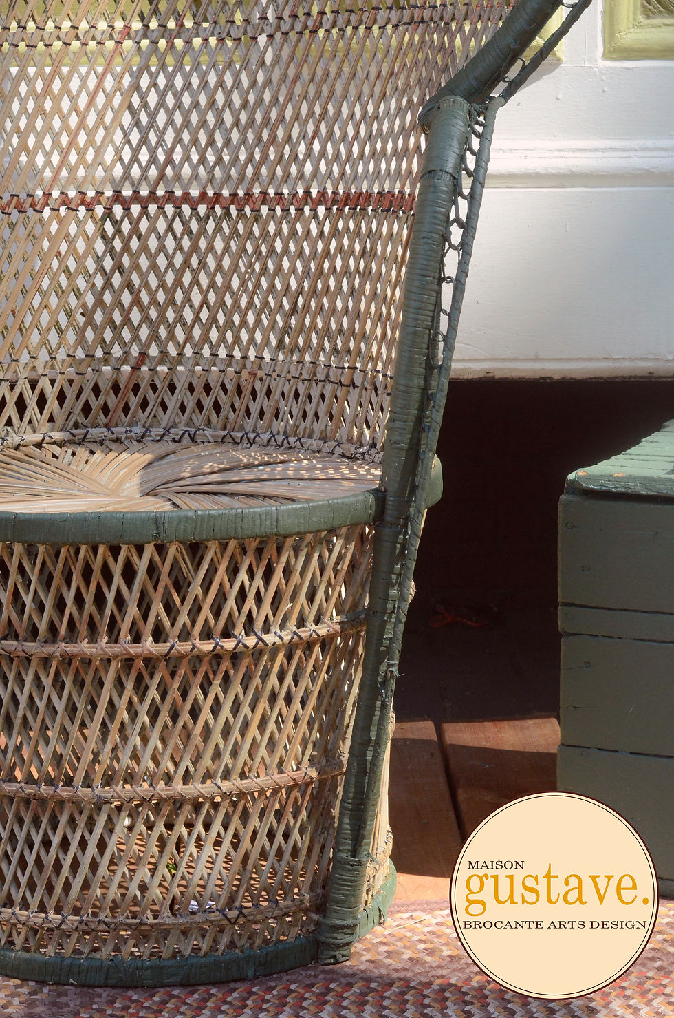 Thumbnail: Chaise Emmanuelle vintage en rotin