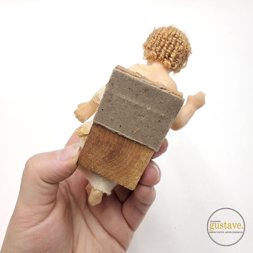 Thumbnail: Enfant Jésus de cire ancien sur lit de paille