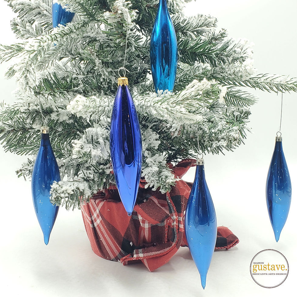 Ornements bleus en verre teardrop