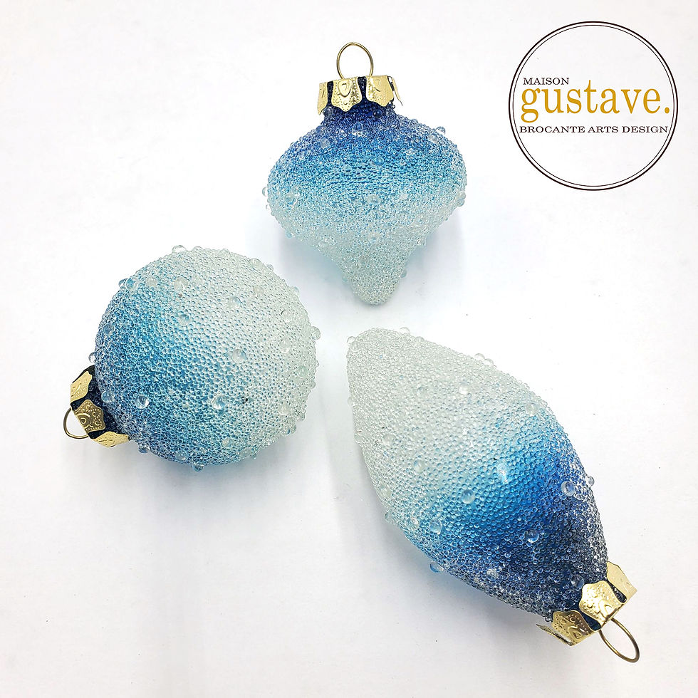 Ornements en verre givré bleu et blanc