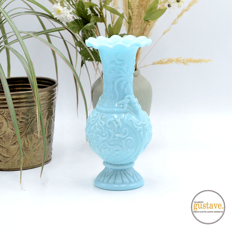 Vase antique en verre opalin bleu turquoise | Têtes de bouc