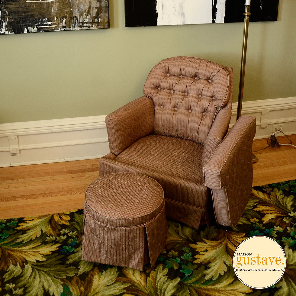 Thumbnail: Fauteuil rotatif et son repose-pied