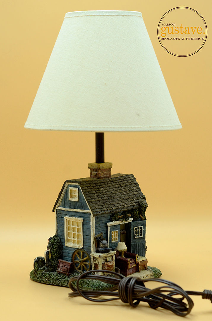 Thumbnail: Lampe de table magasin antique