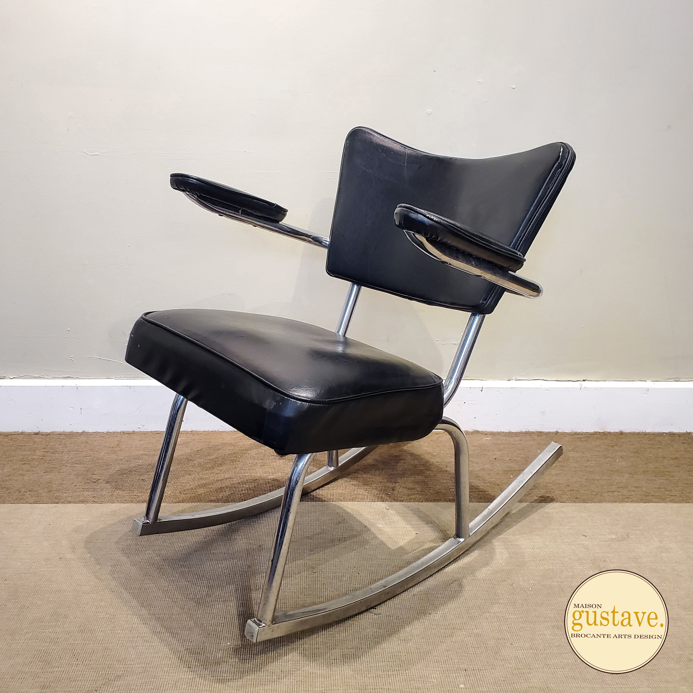 Chaise berçante retro en cuirette noire et chrome