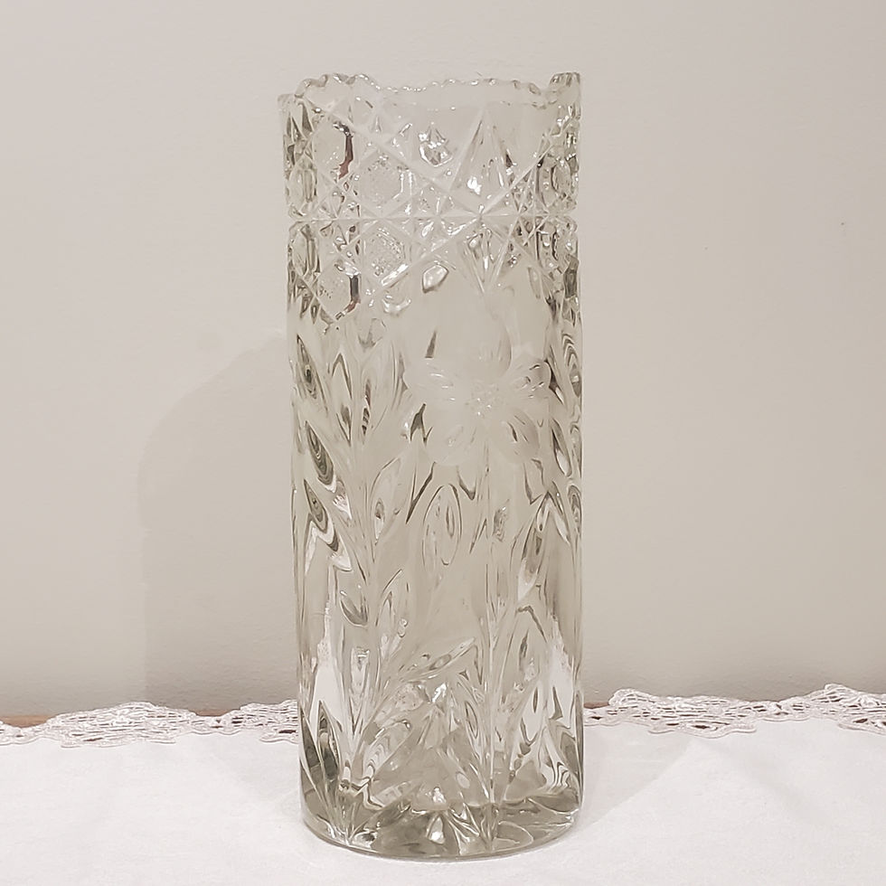 Vase en verre taillé 10 po à motifs